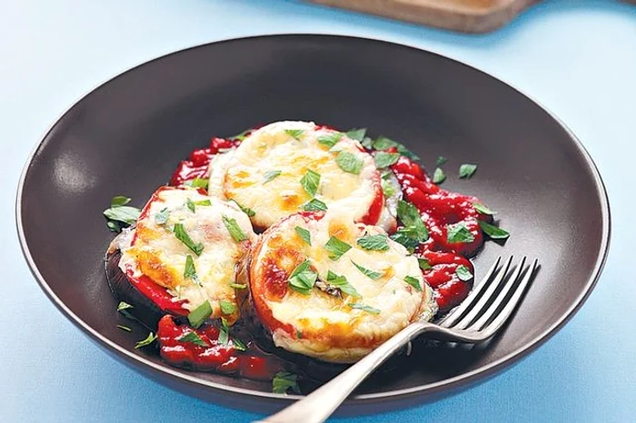 Vinete cu roşii, busuioc şi mozzarella jpeg