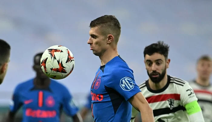 Florin Tănase, urmărit de Bruno Fernandes, căpitanul „diavolilor” FOTO Facebook FCSB