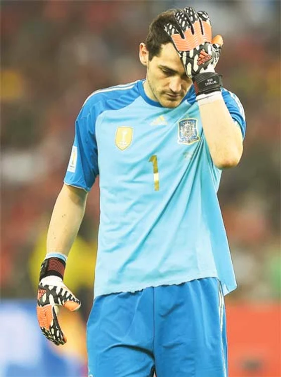 
    2014, Rio de Janeiro: După ce a ridicat deasupra  capului trofeele celor  trei succese istorice ale  Spaniei, Iker Casillas  exprimă cel mai bine  neputinţa care a cuprins  întreaga echipă la  actualul Mondial  