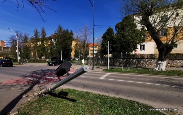 Semafor distrus. Foto: Daniel Guţă. ADEVĂRUL