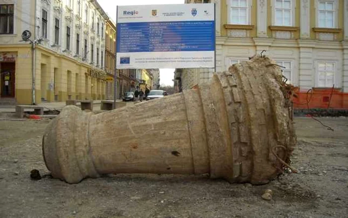 Obiectul de dimeniuni mari a fost mutat în apropierea Palatului Baroc FOTO L.Muntean