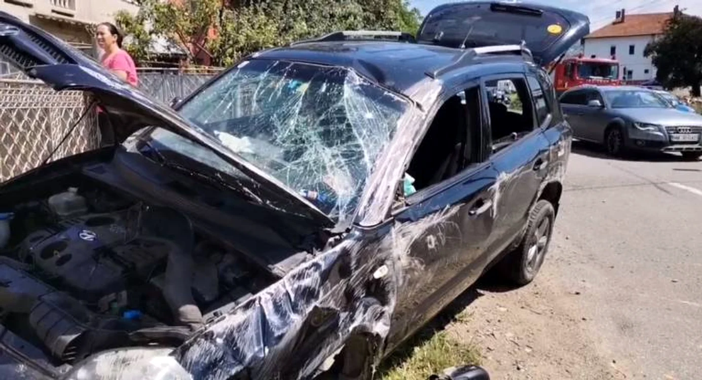 Accidentul s-a soldat cu avarierea gravă a mașinilor și doi răniți FOTO mesager24.ro