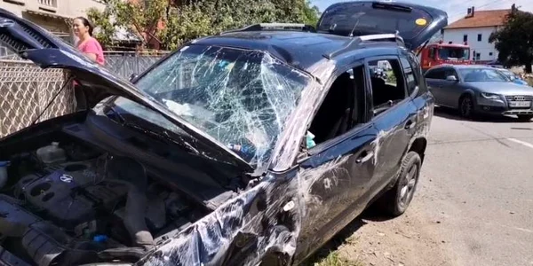 Accidentul s-a soldat cu avarierea gravă a mașinilor și doi răniți FOTO mesager24.ro