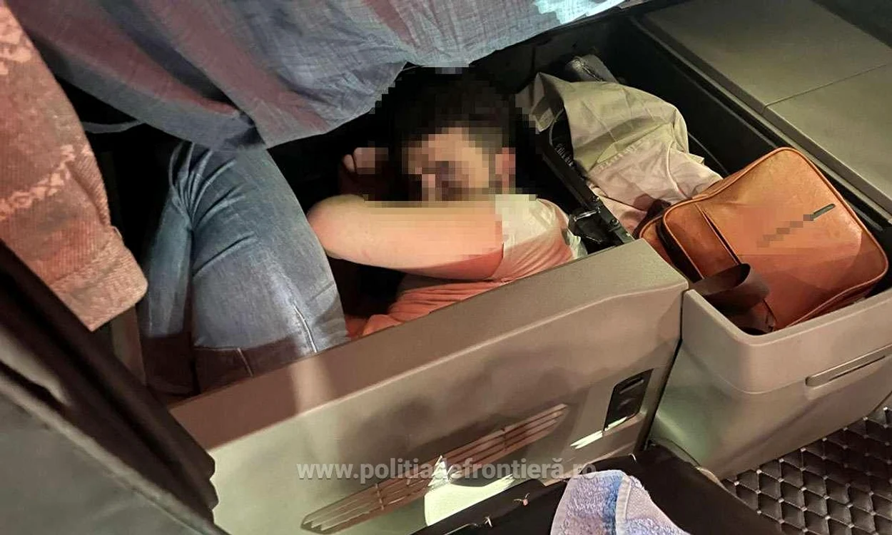 Unul din sirieni era ascuns sub bacheta ddin spatele mașinii FOTO: Poliția de Frontieră
