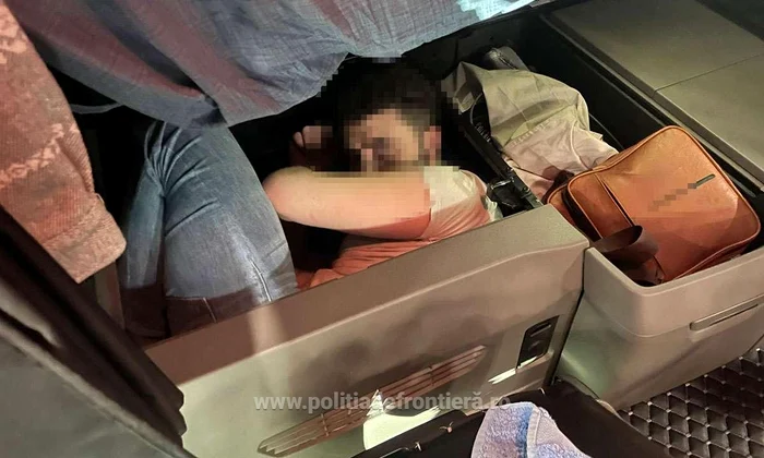 Unul din sirieni era ascuns sub bacheta ddin spatele mașinii FOTO: Poliția de Frontieră