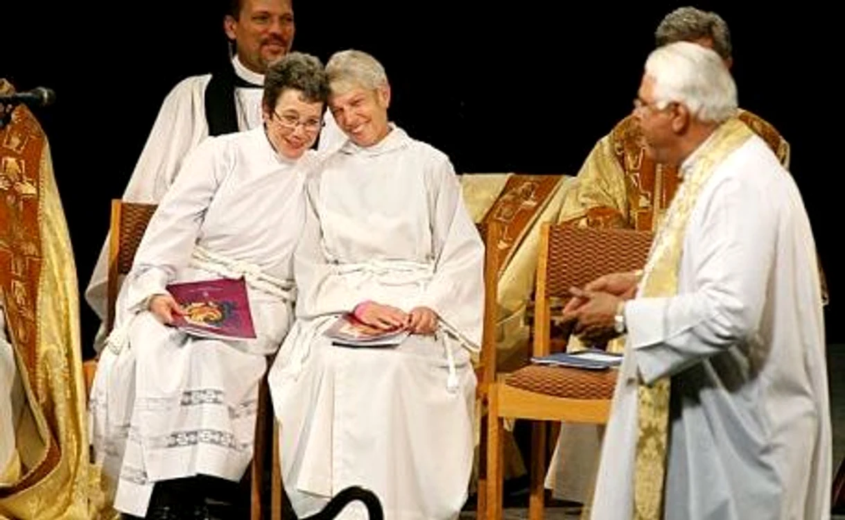
    Mary Douglas Glasspool, prima femeie-episcop lesbiană  