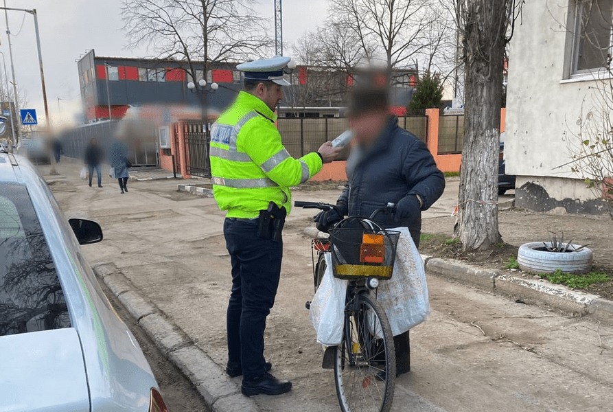 Bicicliști puși să sufle în etilotest. Care sunt cele mai frecvente abateri săvârșite de aceștia