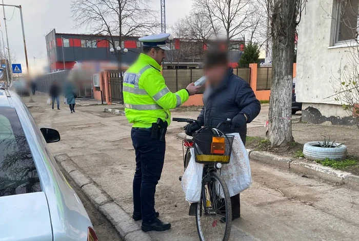Bicicliștii au fost testați cu etilotestul FOTO: IPJ Giurgiu