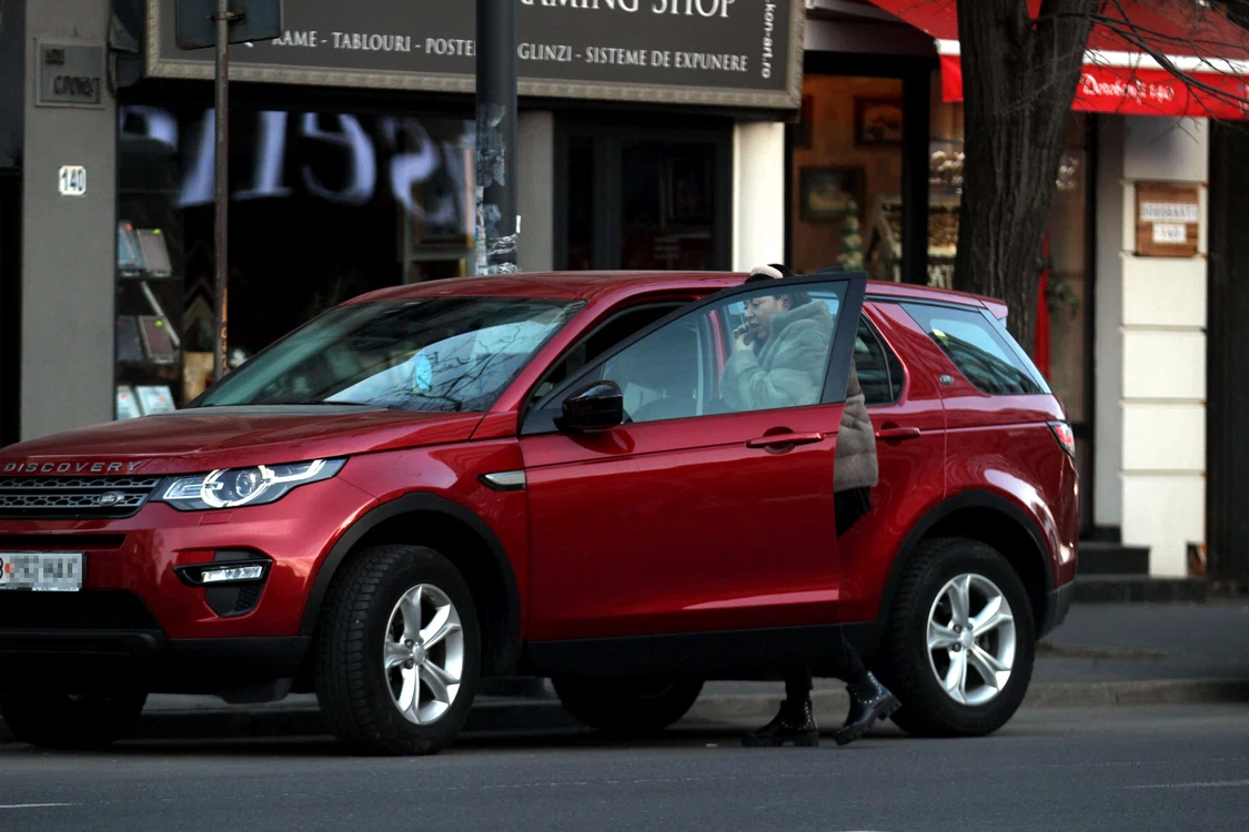 E tare mândră de maşina ei, un Range Rover