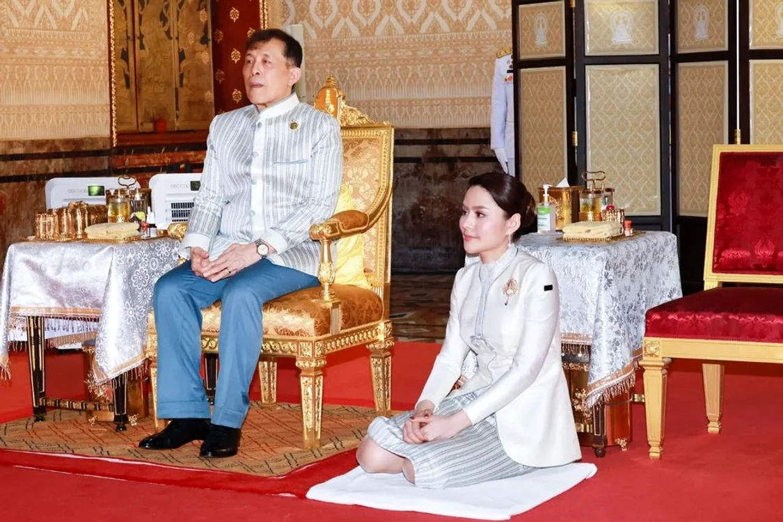 Regele Thailandei și concubina regală foto Casa Regală a Thailandei jpg