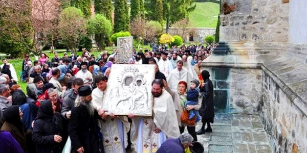 Icoana Sfintei Ana este scoasă din biserică și purtată, într-o procesiune în jurul lăcașului 