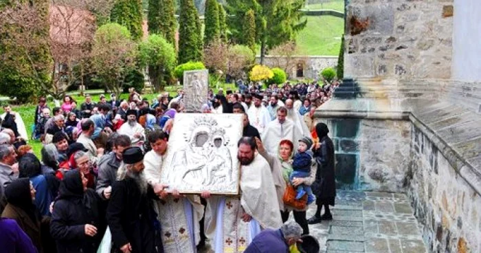 Icoana Sfintei Ana este scoasă din biserică și purtată, într-o procesiune în jurul lăcașului 