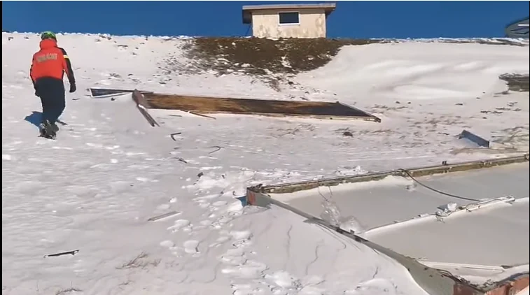 Viscolul a spulberat cabinetul medical al Salvamont Gorj, amplasat în partea superioară a pârtiei de schi de pe vârful Păpușa