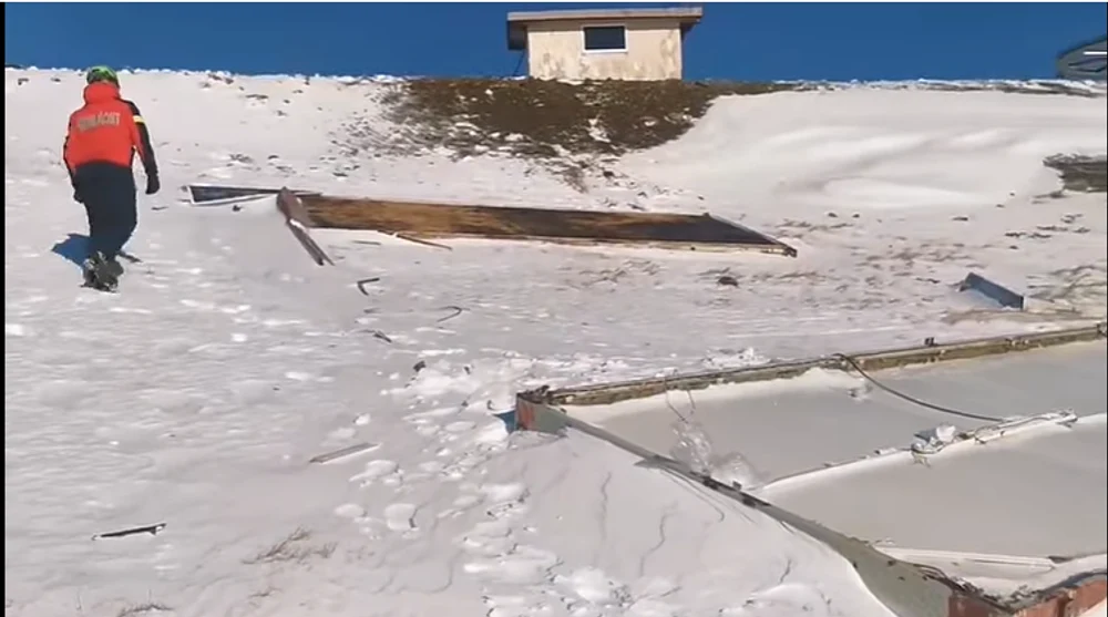 Viscolul a spulberat cabinetul medical al Salvamont Gorj, amplasat în partea superioară a pârtiei de schi de pe vârful Păpușa