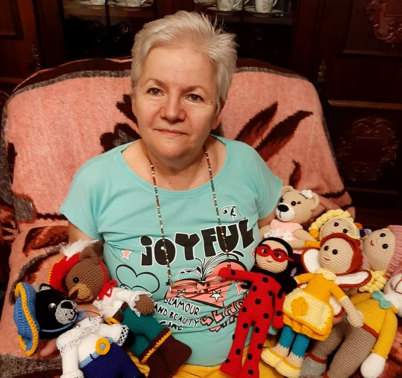 Didina Mihăilă şi păpuşile lucrate de mâinile ei