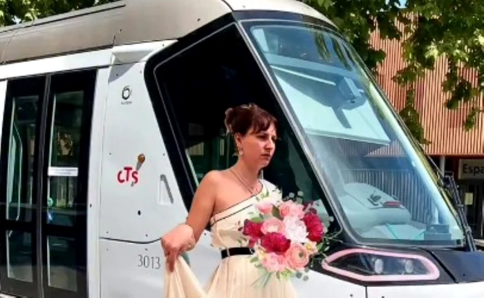 Sandra s-a căsătorit cu un tramvai de care este îndrăgostită nebunește / foto: Instagram