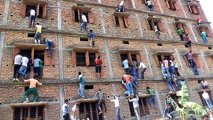 
    Familiile elevilor au făcut tot posibilul să-i ajute pe aceștia să treacă examenulfoto: hindustantimes.com  