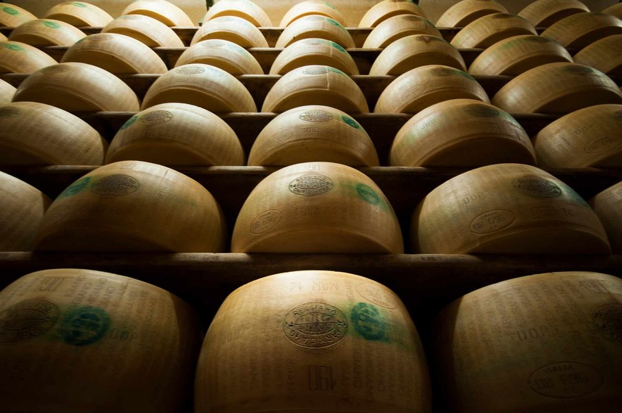 Producătorii renumitului „Parmigiano Reggiano“ luptă împotriva falsurilor prin introducerea de microcipuri în brânză