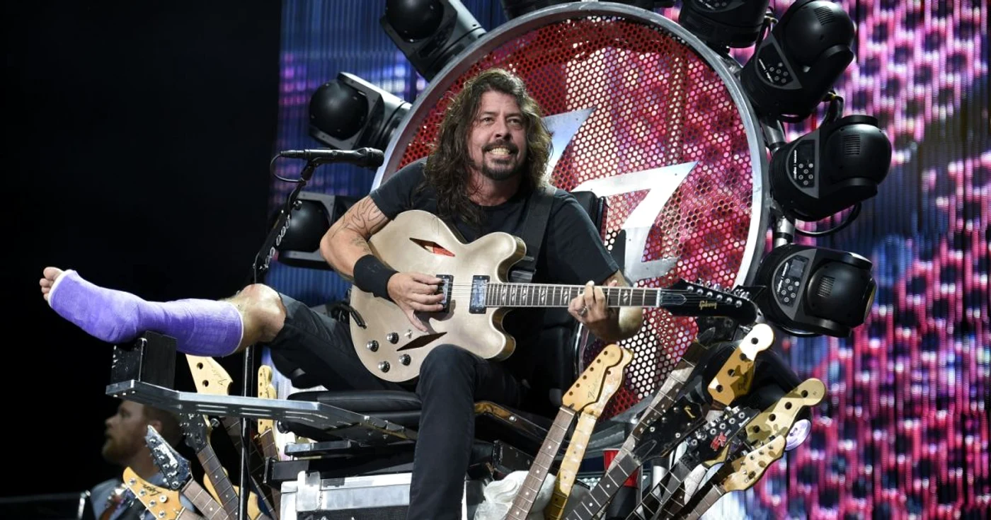 Dave Grohl a cântat de pe un tron, în
timp ce avea piciorul pe un suport FOTO AP
