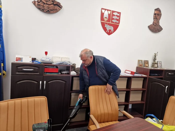 Vicepreședintele CJ Vaslui face curat cu aspiratorul în propriul birou FOTO Ciprian Tamaș/Facebook