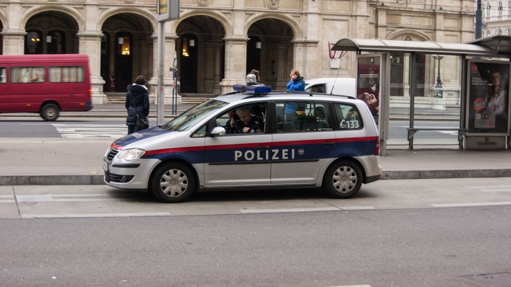 TIR cu 16 tone de explozibil, condus de un român, considerat „pericol iminent”. Neregulile descoperite de polițiștii din Austria