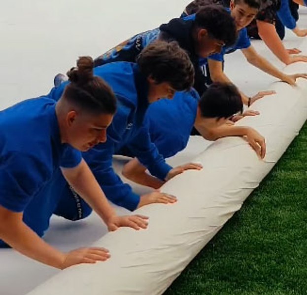 Cel mai mare tricou de rugby din lume, expus pe stadionul Arcul de Triumf VIDEO
