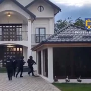 Percheziții la persoane suspecte de trafic de persoane Foto Poliția Română jpg
