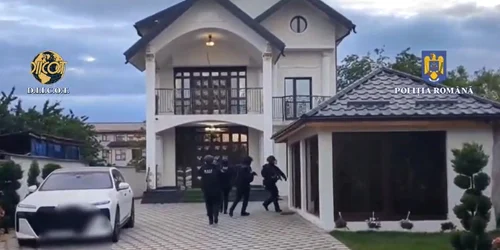 Percheziții la persoane suspecte de trafic de persoane Foto Poliția Română jpg