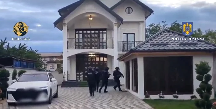 Percheziții la persoane suspecte de trafic de persoane Foto: Poliția Română
