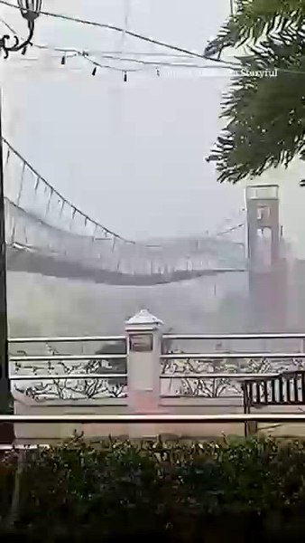 Imagini șocante cu furtuna care a făcut ravagii în Filipine, a ucis opt oameni și a distrus mii de case. „Podul se mișca de parcă era din hârtie”