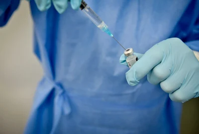 Cel mai longeviv antrenor emerit de tenis - veteranul de război - col în retragere Eugen Vătăşescu - 100 de ani - Râmnicu Vâlcea la vaccinarea antiCOVID Foto Radu Petroşel