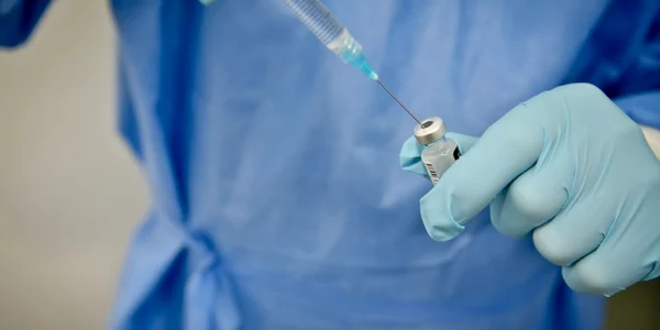 Cel mai longeviv antrenor emerit de tenis - veteranul de război - col în retragere Eugen Vătăşescu - 100 de ani - Râmnicu Vâlcea la vaccinarea antiCOVID Foto Radu Petroşel
