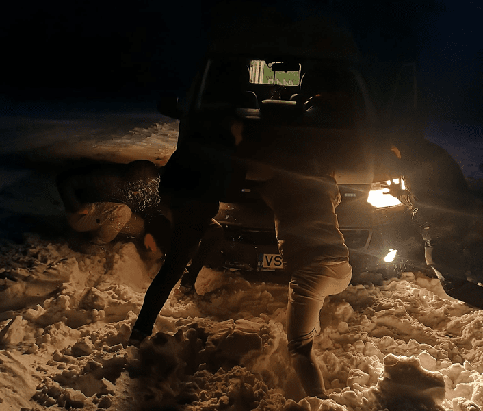 Echipaj de la Ambulanţă rămas blocat în zăpadă, ajutat de un grup de tineri aflaţi la o petrecere