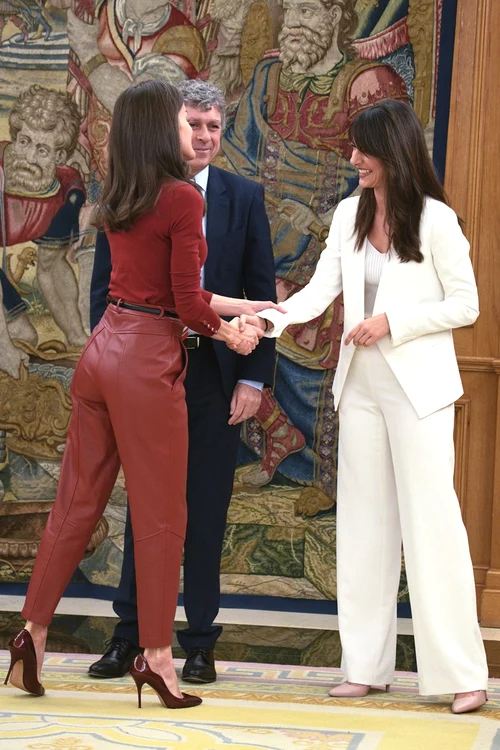 Regina Letizia, în roșu la conferință (4) jpg