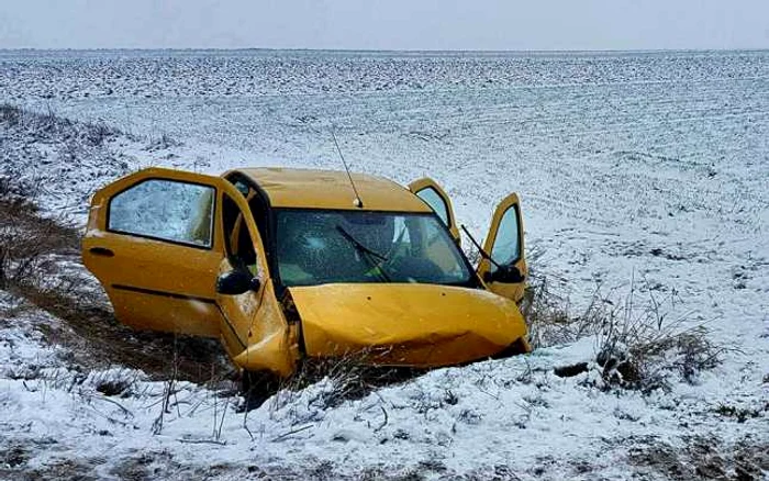 O persoană a murit după ce un şofer a intrat cu maşina într-un cap de pod. FOTO ISU Suceava