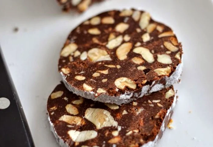 In zilele de post, indulceste-te cu câteva felii de salam de biscuiti cu nuciclickpoftabuna.ro