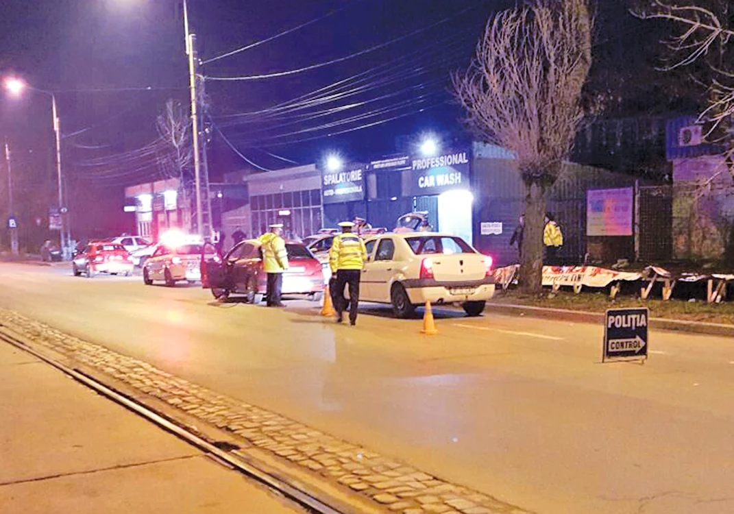 
    Poliţiştii au reţinut sâmbătă noaptea  10 permise auto  