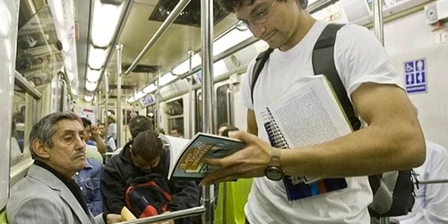 Cititul în timpul călătoriei cu metroul este o metodă de petrecere a timpului liber