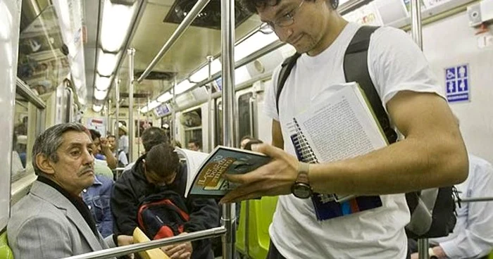 Cititul în timpul călătoriei cu metroul este o metodă de petrecere a timpului liber