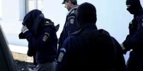 Tânărul prins dând mită poliţistului de la Biroul Permise Olt a rămas fără vechiul carnet de conducere în urma unei infracţiuni rutiere