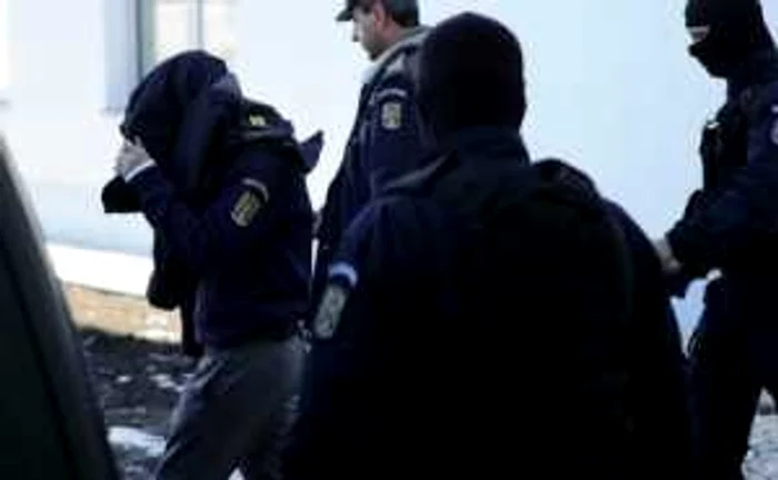 Tânărul prins dând mită poliţistului de la Biroul Permise Olt a rămas fără vechiul carnet de conducere în urma unei infracţiuni rutiere