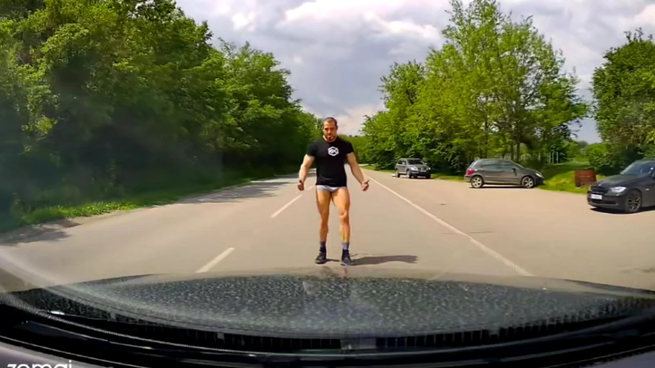 Un bărbat în chiloți s-a aruncat pe capota unei mașini FOTO: captura/video
