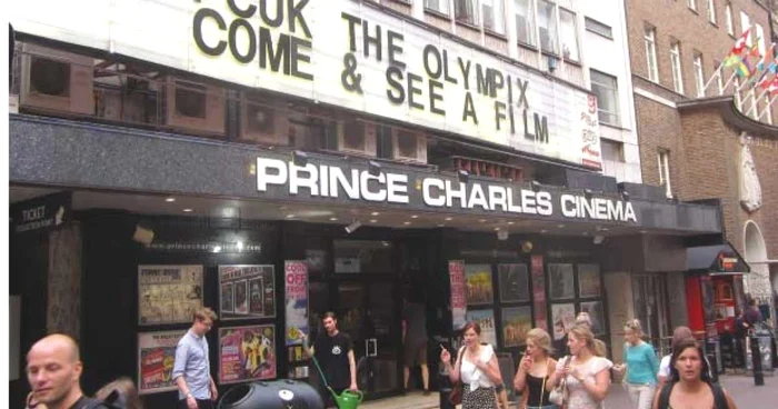 Cinematograful „Prince Charles“ îi îndeamnă pe trecători să pună în plan secund Jocurile Olimpice şi să vină la film
