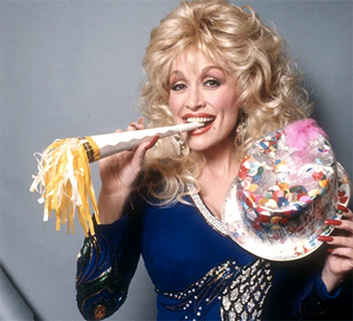 Dolly Parton, 75 de ani, cu coif şi trompeţică.  Foto: Instagram