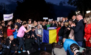 Anunțarea rezultatelor exit-poll în prezența candidatului Nicușor Dan, în București. FOTO Inquam Photos / George Călin