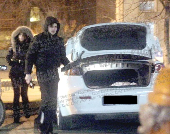 Bruneta l-a ajutat să schimbe cauciucul