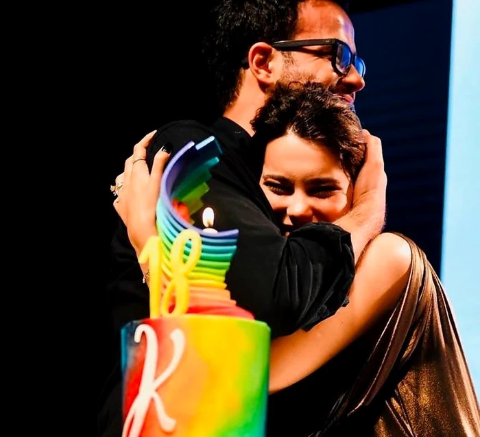 Mihai Gâdea își îmbrățișează fiica la momentul tortuluifoto: Instagram