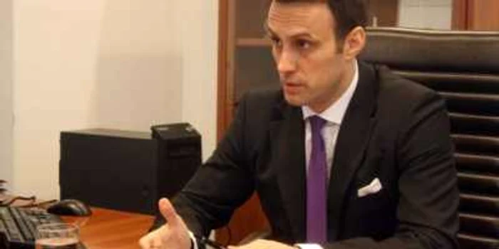 Cine este Valentin Ionescu? A ocupat în cadrul ASF poziţia de director delegat al Direcţiei de Strategie şi Stabilitate Financiară, în perioada ianuarie 2015 - septembrie 2015, şi de director al Direcţiei de Supraveghere Integrată, în 2013 - 2014