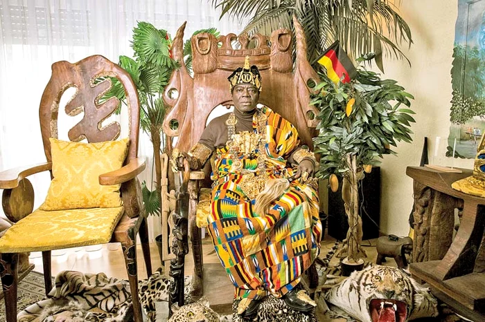 Ţine legătura cu supuşii prin intermediul Internetului