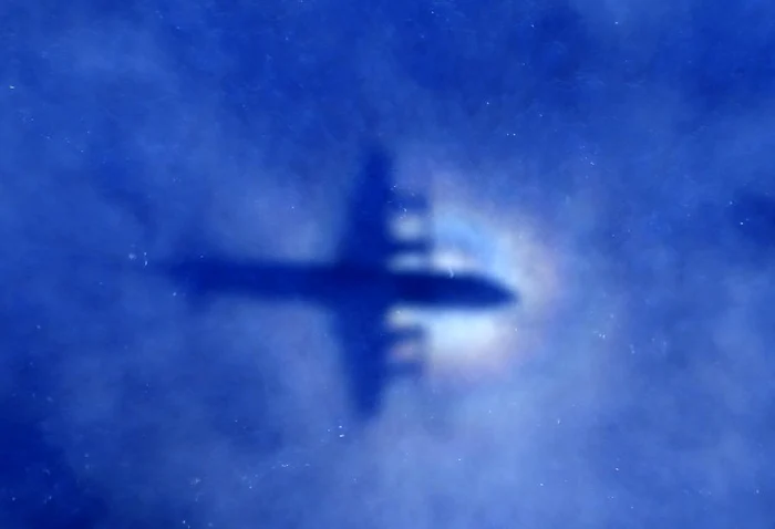 Umbra lăsată peste Oceanul Indian de un avion al forţelor aeriene australiene, implicat în căutarea zborului MH370. (Foto: Reuters)